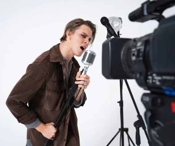 Breaking into the Film Industry: Tips for Actors Navigating Online Casting Calls