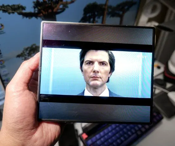 Folding Phone and VR as an Alternative Film Viewing Experience